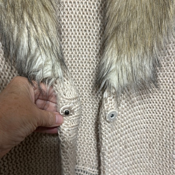 Madison Sleeveless Tan Cable Knit Sweater Vest w/Faux Fur Collar Medium EUC - Picture 5 of 11